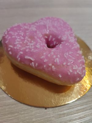 Donut amor 🩷 at Sansa Café in Sevilla