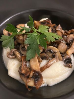 Funghi piastrati su crema di cavolfiore at La Fraschetta Verde in Viterbo