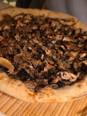 Mushroom and tartuffo pizza at Tosca Melides in Setúbal
