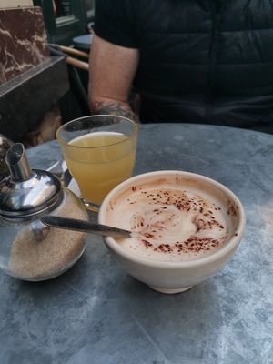 Coffee and apple juice with botanic plate at Le Pain Quotidien -  Galerie de la Reine in Brussels