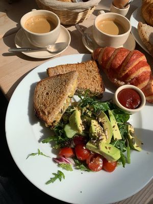 Assiette petit déjeuner végane at Le Pain Quotidien -  Galerie de la Reine in Brussels