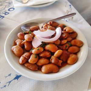 Gigantes at Taverna Kerasia in κεράσια