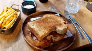 Pastrami Sandwich mit Pommes und veganer Mayo at Burger & Wein by UnterFreunden in Schleswig-holstein