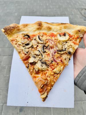 Mushroom pizza  at Hatool HaYarok - The Green Cat in Tel Aviv