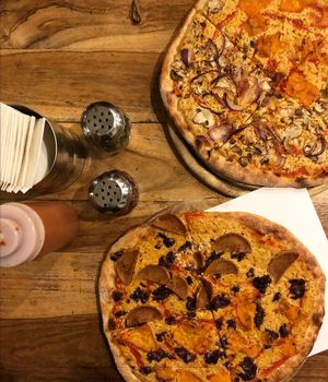 amazing pizza at Hatool HaYarok - The Green Cat in Tel Aviv