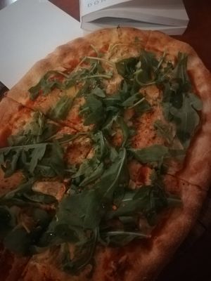 Artichoke and rocket pizza at Hatool HaYarok - The Green Cat in Tel Aviv