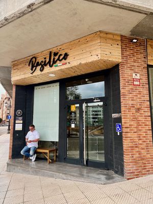 The entrance at Basilico Restaurant Pizzería in Oviedo