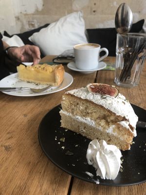 Tonka Bean Vanille Kuchen at Moehren Milieu Eco Cafe in Mainz