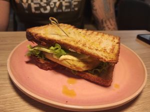 Chickpea burguer at Manju in Porto