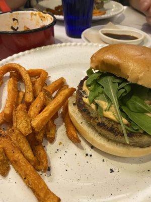 Hamburguesa de alcachofas con salsa brava (afirman que no lleva lácteos ni huevo)  at Rabieta in Comunidad Valenciana