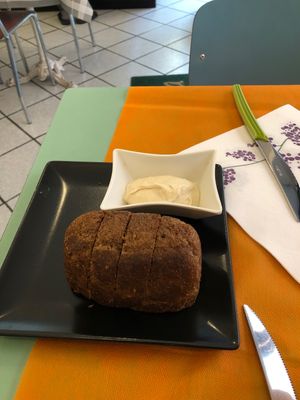 Complimentary bread and himmus at Alhambra Cafe in Milan