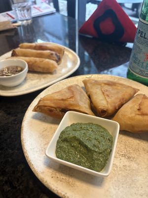 Spring roll and samosa   at Hushimo in București