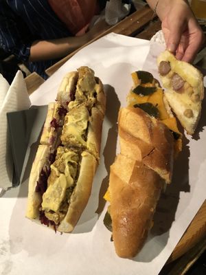 A sinistra baguette con würstel artigianale di impasto di ceci, senape e cipolla caramellata. A destra baguette con zucca, foglie di cappero, ceci e olive.   at Bi e B - Birre e Baguettes in Campania