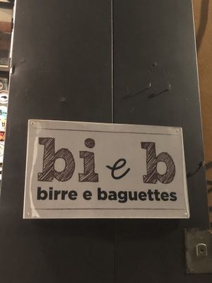 Logo di Birra&Baguette sull’insegna esterna  at Bi e B - Birre e Baguettes in Campania