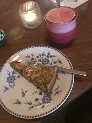 Rote-Beete Latte mit Mandeltarte  at Cafe Schnurrke in Cologne