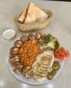 Falafeli Platter  at Falafeli in Braunschweig