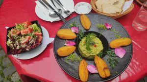 Guacamole with potatos and salat at Brodocz in Braunschweig
