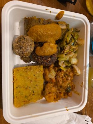 Misto primi e secondi at Rosmarino Gastronomia Naturale e Vegana in Lombardia