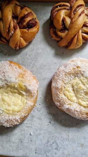 Skolebolle og kanelknute at Håndbakt Vollebekk in Oslo