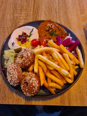 Falafel Pommes Teller at maza magic in Sachsen