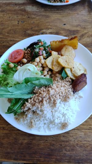 Arroz, salada, grão de bico, tabule, farofa, banana, mandioca e batata chips at Cafe and CIA in Ouro Preto