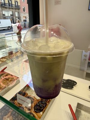 Ube matcha  at Lushé | Cinnamon Rolls Barcelona in Barcelona