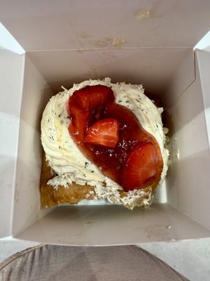 Earl grey and strawberry roll  at Lushé | Cinnamon Rolls Barcelona in Barcelona