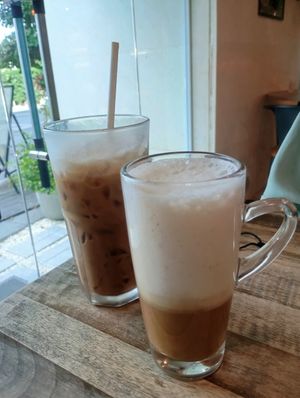 Iced & hot cappuccino at Veganerie Grand Palace - วีแกนเนอรี วัดพระแก้ว in Bangkok