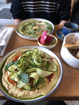 Hummus with Zucchini Tagliatelle, in the back: Hummus „asian forest“ with herbs and mushrooms – both 💚  at Hummus Amamamusi in Krakow
