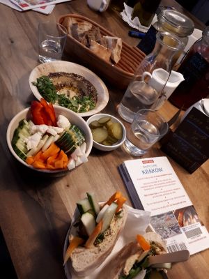 Classic hummus and pitas  at Hummus Amamamusi in Krakow