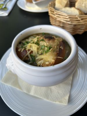 Soupe á l‘Oignon / Zwiebelsuppe mit Crôutons und veganem Käse  at Chez Mara in Rostock