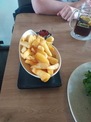 Steakhousepommes mit Ketchup at Café Plan B Bürgerhaus Burghausen in Bayern