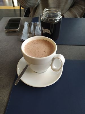 Heiße Schokolade mit Hafermilch at Café Plan B Bürgerhaus Burghausen in Bayern