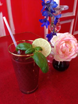 Superfood-Smoothie mit Roter Beete. at Wir essen Blumen Smoothie and Juice Bar in Frankfurt
