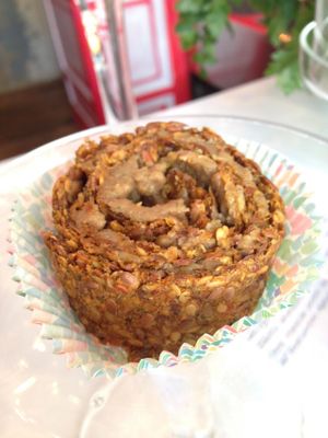 bROHtrolle mit Tahini-Käse-Füllung at Wir essen Blumen Smoothie and Juice Bar in Frankfurt