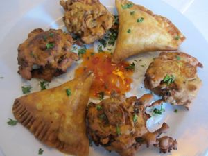 no. 401 Samosa (baked pastry with vegetable filling) and no. 402 Vegetarian Pakora (various vegetables baked in chickpea flour)
 at Pizzeria-Restaurant Punjab in Saarbrucken