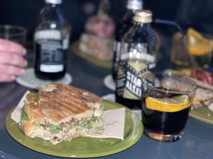 Panini mit Räuchertofu und Gewürzgurken   at Klippo in Berlin