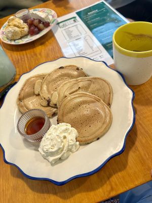 Pancakes with chocolate chips and maple syrup    at Casa da Mully in Lisbon