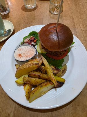 Veganer Burger mit wedges at The Fragrance of the Heart in Heidelberg
