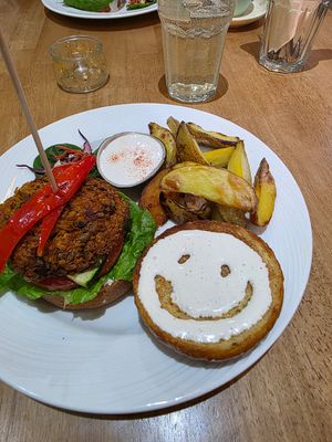 Veganer Burger mit Wedges at The Fragrance of the Heart in Heidelberg