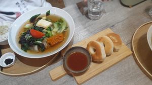 Side dish and veggie soup with rice at 納涼三說蔬苑坊~板橋店 in New Taipei City