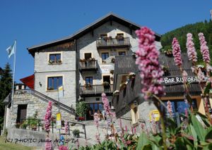 OUR SMALL MOUNTAIN HOTEL HAVE EXCELLENT RESTAURANT WITH ITALIAN KITCHEN AND MOUNTAIN'S SPECIALITIES, VEGAN AND VEGETARIAN. WE HAVE 11 ROOMS AND A SMALL SPA WITH SAUNA, JACUZZI AND RELAXING AREA. RESTAURANT CHALET STELLA ALPINA - COOKING WITH HEA at Chalet Stella Alpina in Bedretto