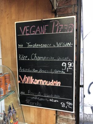 Schild vegane Pizza / sign on vegan pizza  at Piccolo Della Mama in Cologne