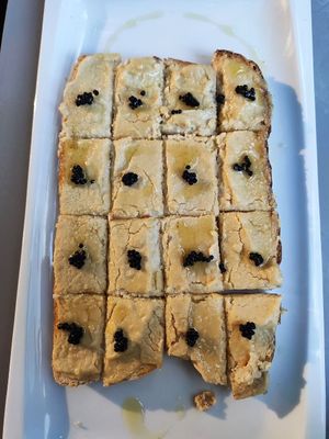 Pan con queso de anacardos y caviar de algas at Vegan Rock in Sevilla