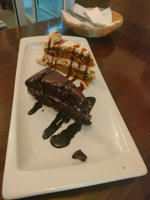 Tarta de chocolate y de zanahoria. at Vegan Rock in Sevilla