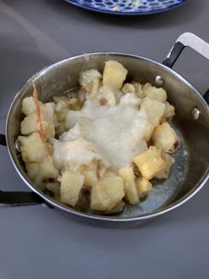 Patatoes with vegan cheese   at Vegan Rock in Sevilla