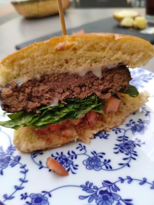 Hamburguesa en pan brioche y crema de "queso" at Vegan Rock in Sevilla