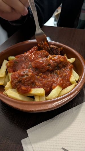 Albóndigas con tomate, sobre cama de patatas at Vegan Rock in Sevilla