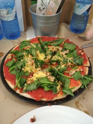 Pizza de espinacas y nueces con masa sin gluten  at Vegan Rock in Sevilla