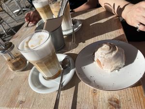 Caramel Latte with Oat Milk (a lot of syrup) and a cinnamon roll (second is vegetarian)  at Oroma Coffee & Brunch in Cataluña